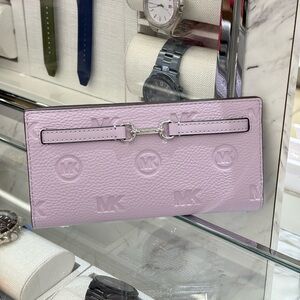 NWT  Michael kors Carson Large Logo Debossed Snap Wallet new light Quartz